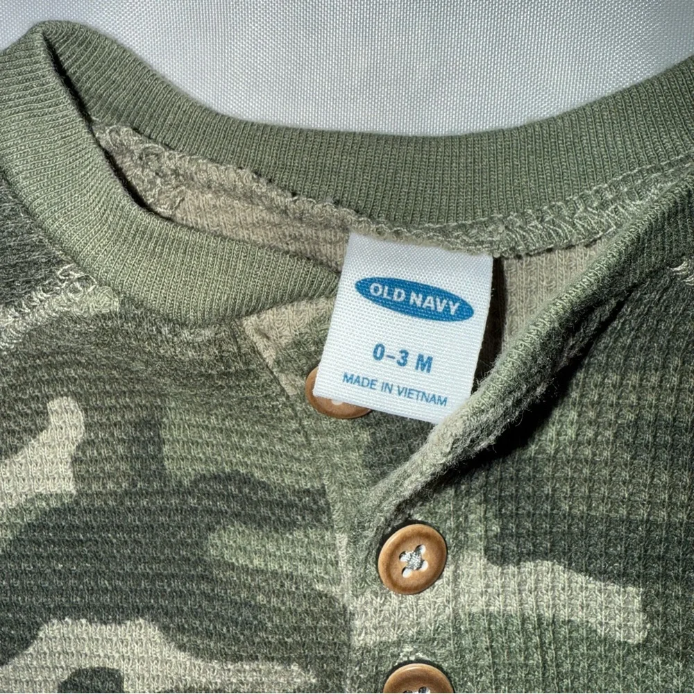 Old Navy Camouflage Thermal Long Sleeve Onesie One Piece Baby/Infant 0-3 mos‎